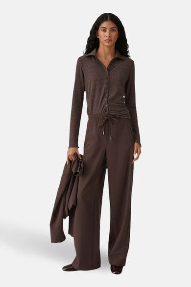 T-shirt à manches longues brun de Opus, porté avec un pantalon taille haute à cordon coulissant.