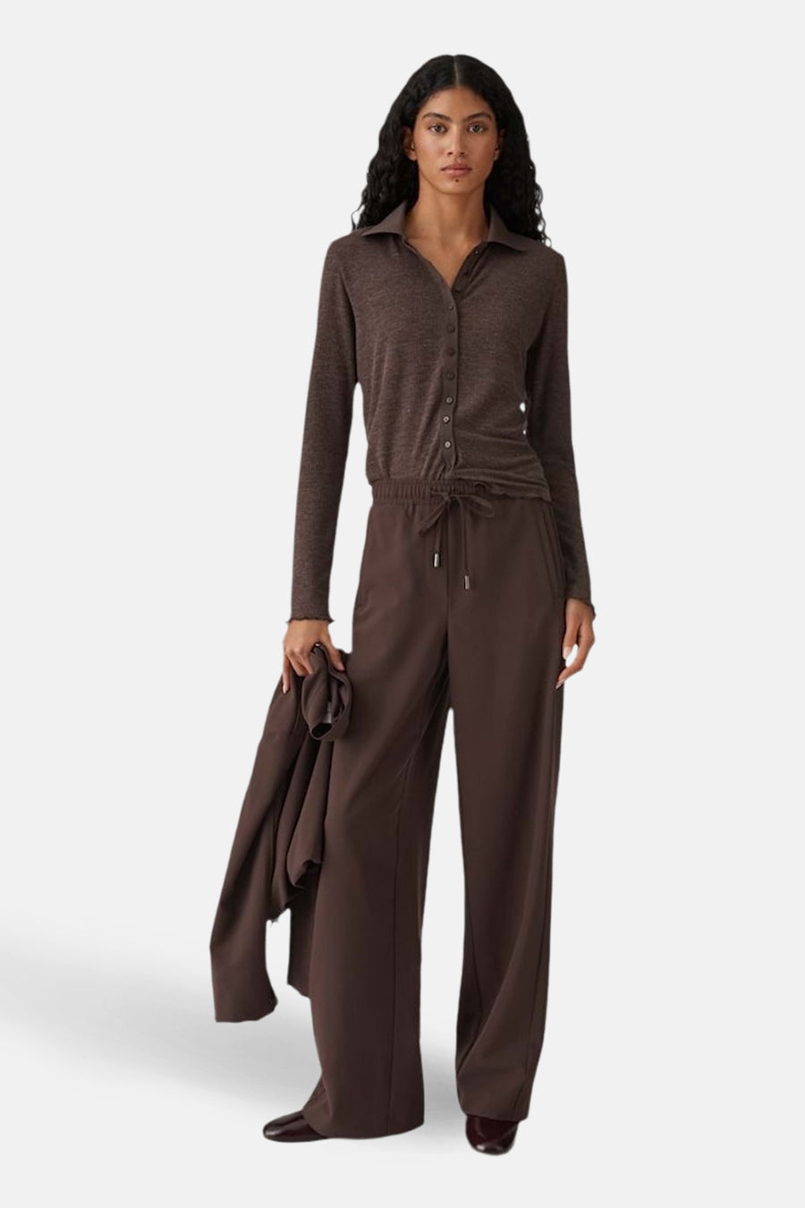 T-shirt à manches longues brun de Opus, porté avec un pantalon taille haute à cordon coulissant.