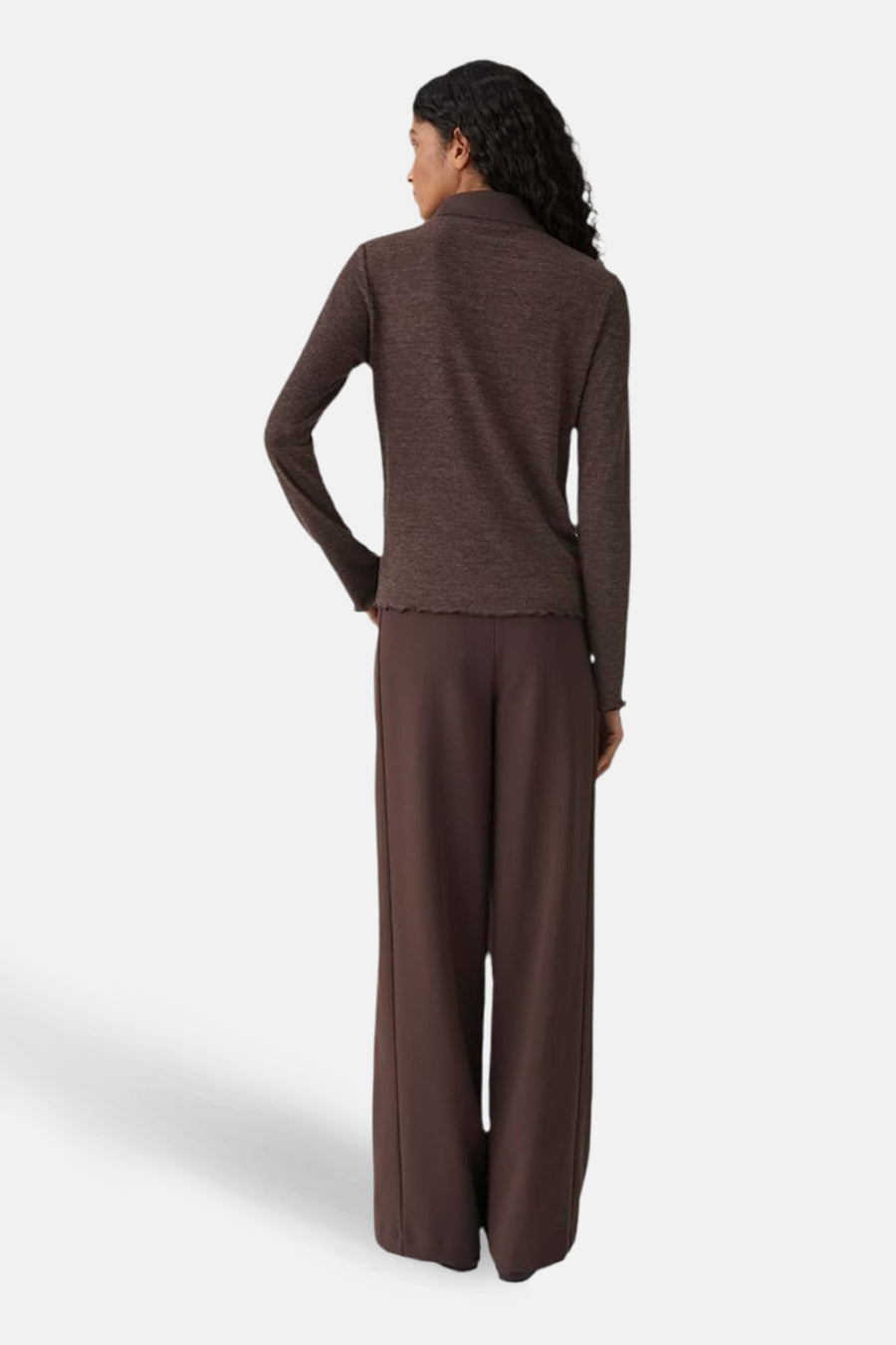 T-shirt à manches longues brun par OPUS, porté avec un pantalon ample assorti, vue de dos.