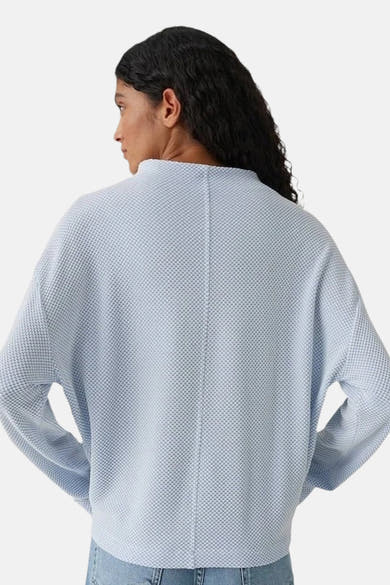 Top uni manches longues bleu par OPUS, avec une texture gaufrée, vue de dos.