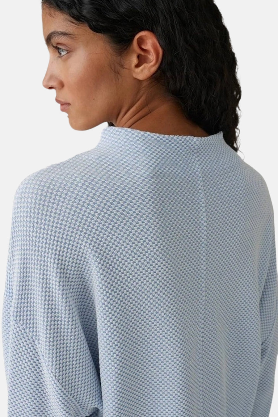 Top uni manches longues bleu de OPUS, détail de texture gaufrée, vue de dos.
