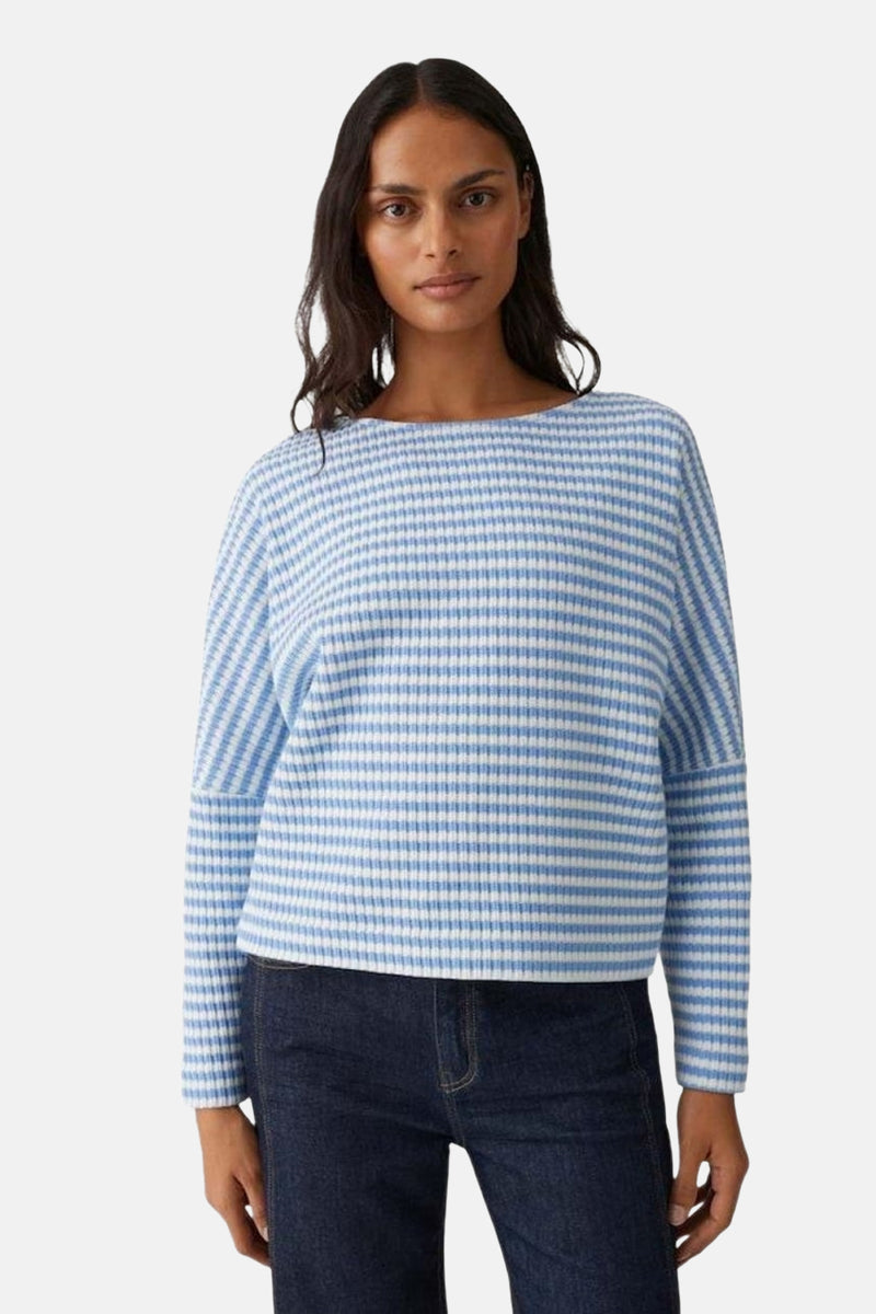 Pull col rond bleu rayé par OPUS, porté avec un jean foncé.
