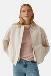 Korte beige jas van OPUS, met een klassieke kraag en knoopsluiting.