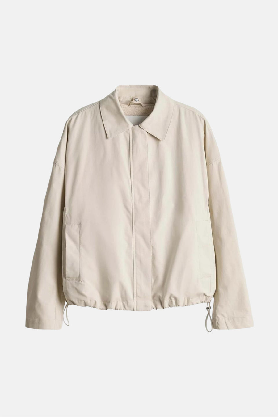 Veste courte beige de OPUS, avec un col classique et une fermeture à bouton.