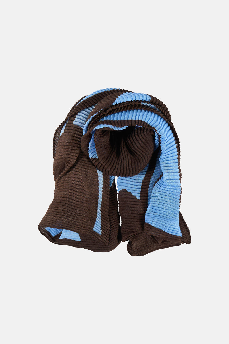 Foulard multicolore par OPUS, avec un motif rayé brun et bleu, et une texture plissée distinctive.
