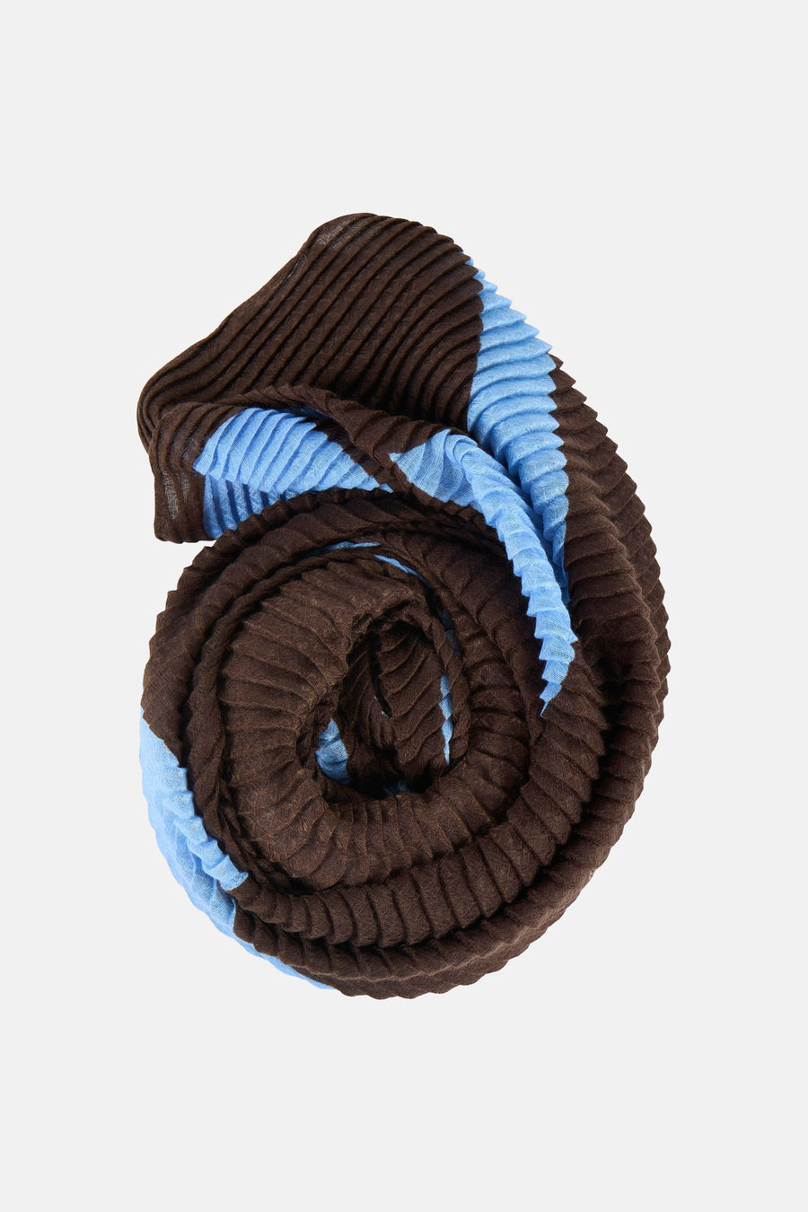 Foulard plissé marron et bleu par OPUS, enroulé sur lui-même, présentant une texture plissée.
