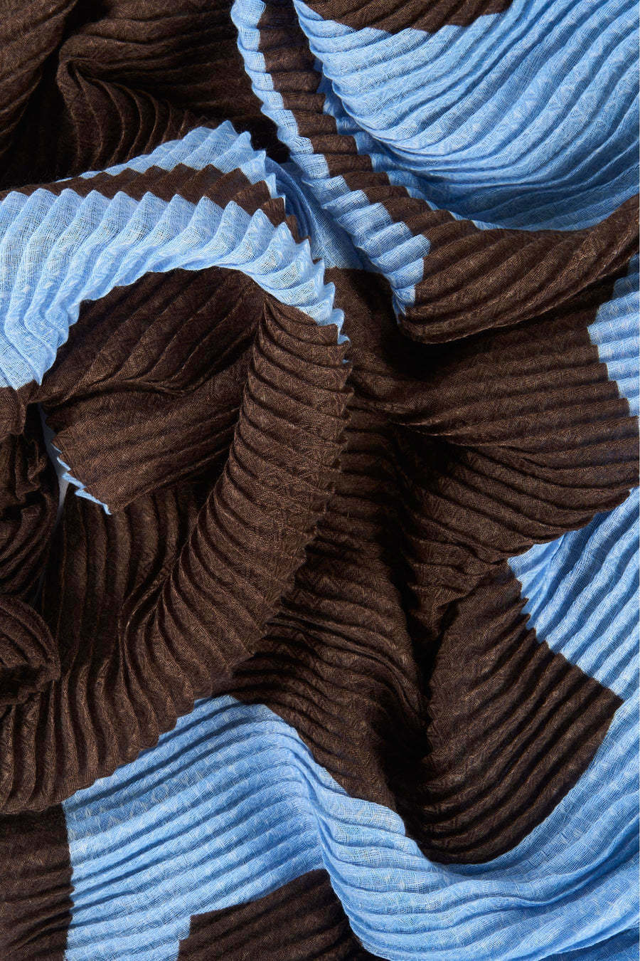 Foulard plissé bleu et marron par OPUS, avec un motif à rayures et une texture ondulée.
