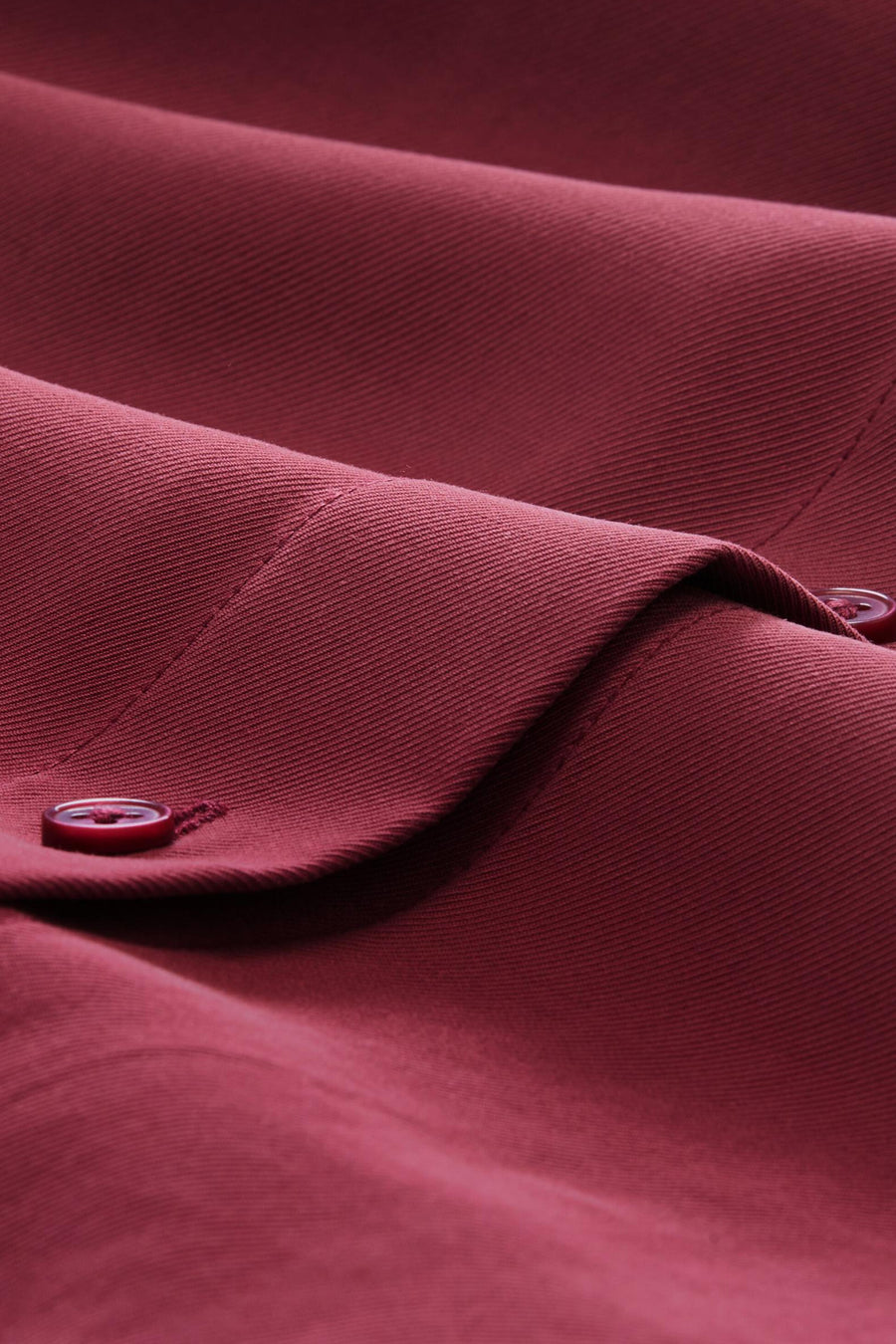 Chemisier 3/4 rouge en tissu texturé par Tom Tailor, détail de boutons rouges et plis doux