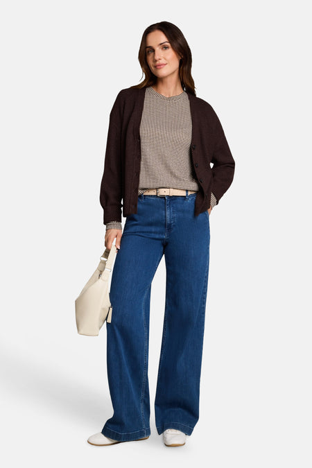 Sweat beige à col rond Tom Tailor porté sous un cardigan brun, avec un jean bleu