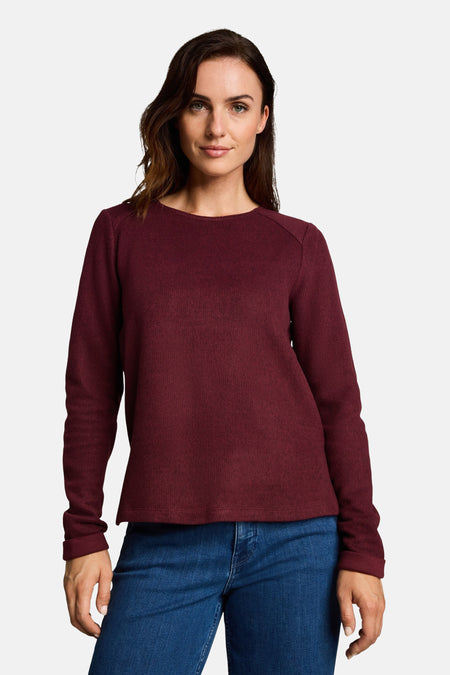 Sweat col rond rouge Tom Tailor porté par une femme, vue de face.