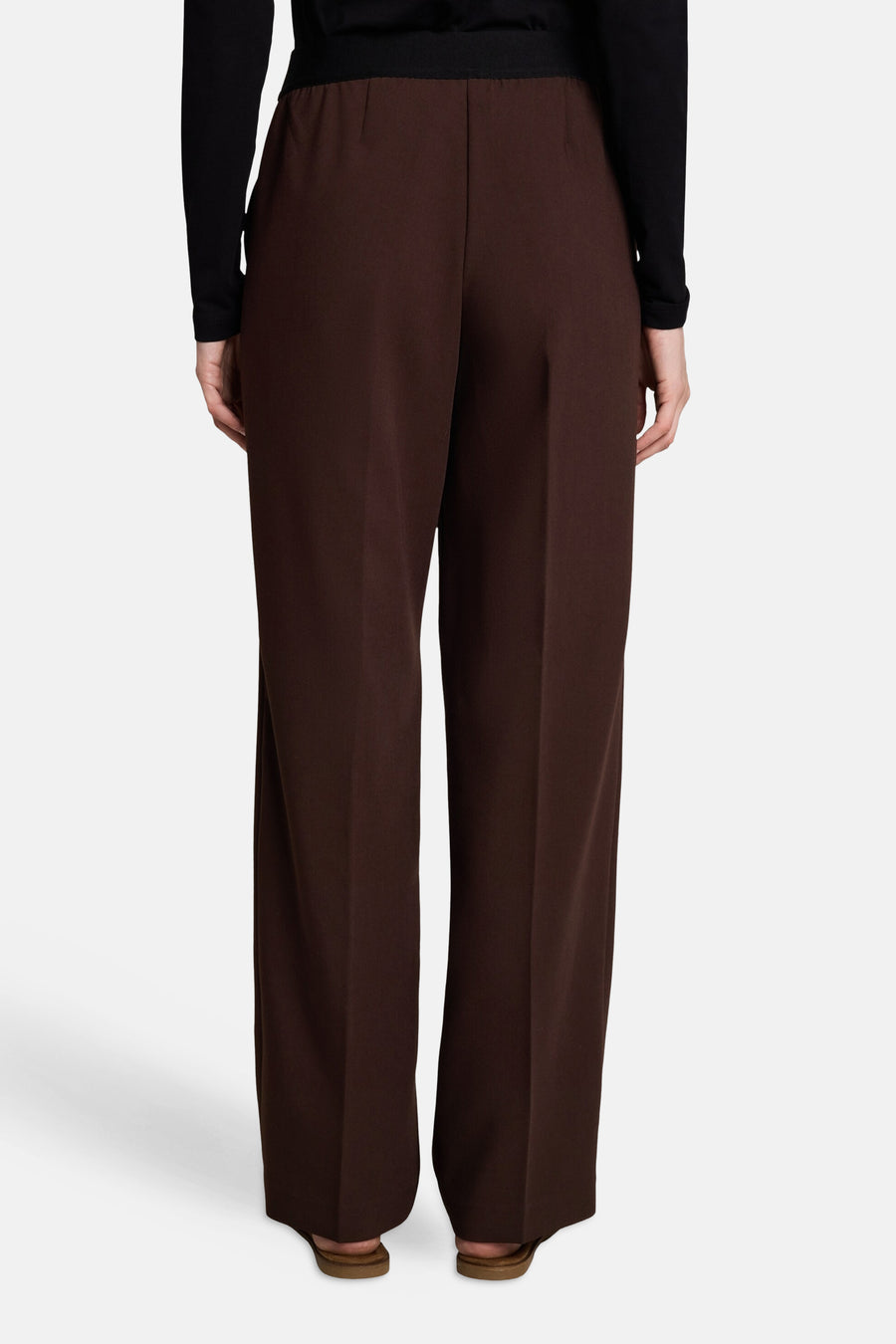 Pantalon large marron en tissu fluide par Tom Tailor, vue de dos, avec ceinture élastique et jambe droite ample