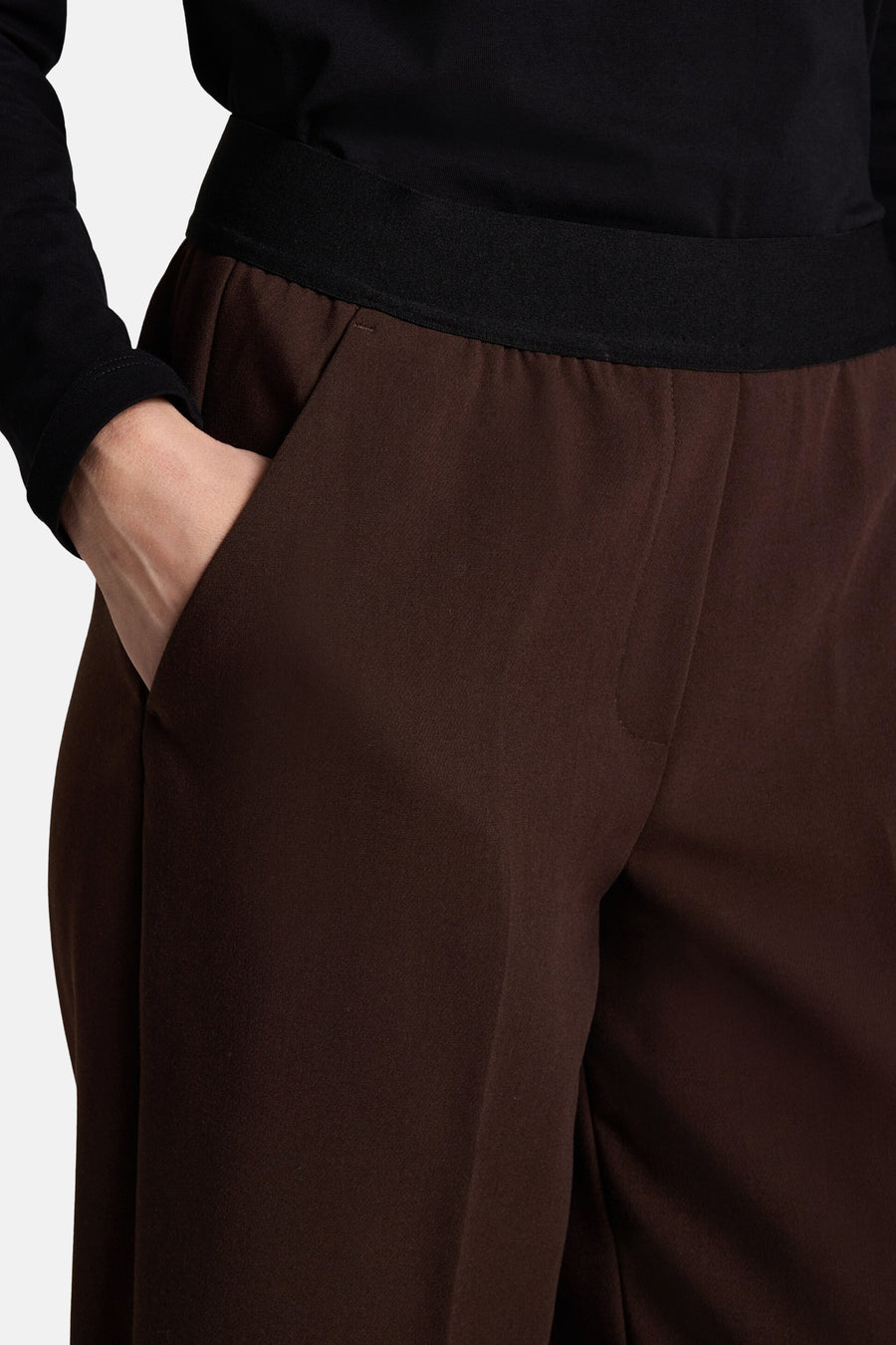Pantalon brun élastique pour femme par Tom Tailor, vue de côté avec ceinture noire et poche latérale