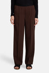 Pantalon brun élastique pour femme par Tom Tailor, coupe large, vue de face, avec ceinture noire et sandales noires