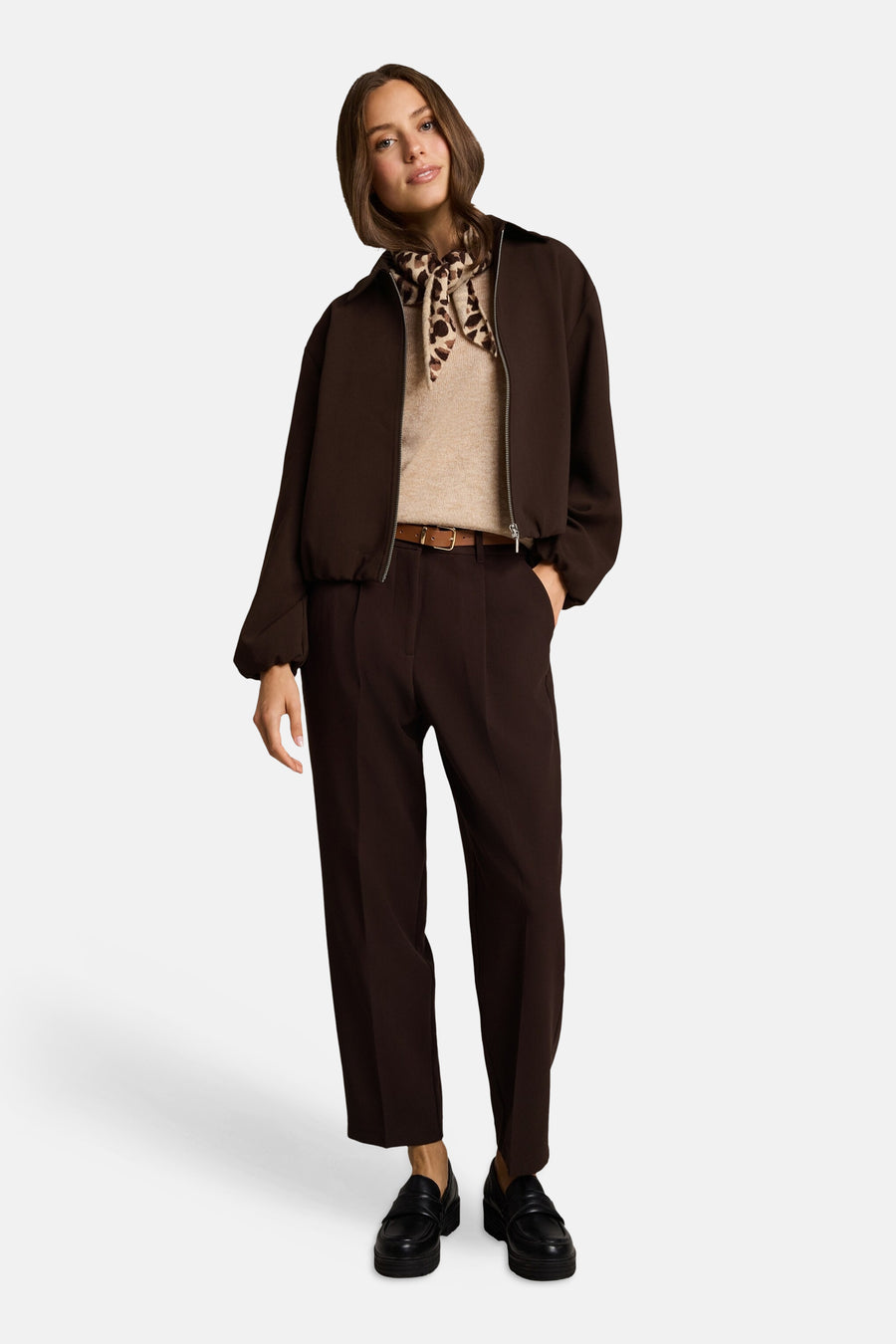 Veste bomber marron de femme par Tom Tailor, zippée, portée avec foulard léopard et pantalon coordonné, vue de face.