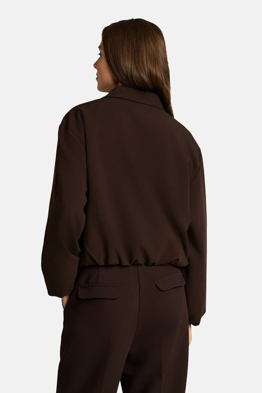 Blouson brun pour femme de Tom Tailor, vue arrière, coupe ample avec poches plaquées, tissu lisse et ajusté à la taille.