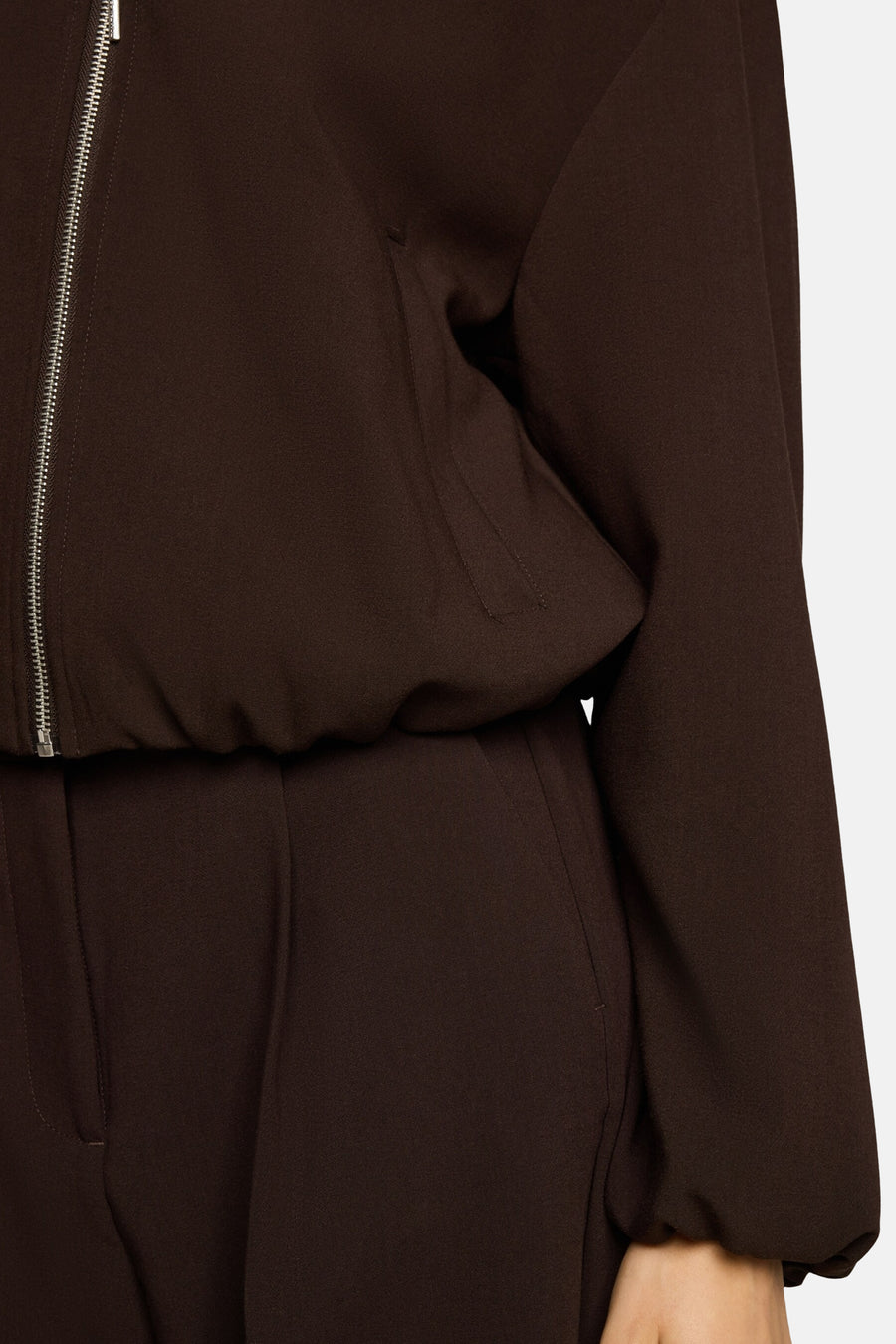 Veste bomber marron par Tom Tailor, vue de côté, avec zip argenté et poches discrètes