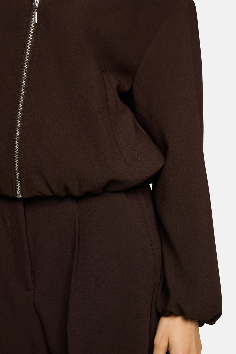 Veste bomber marron pour femme par Tom Tailor, vue de profil, avec fermeture éclair argentée et poches latérales discrètes