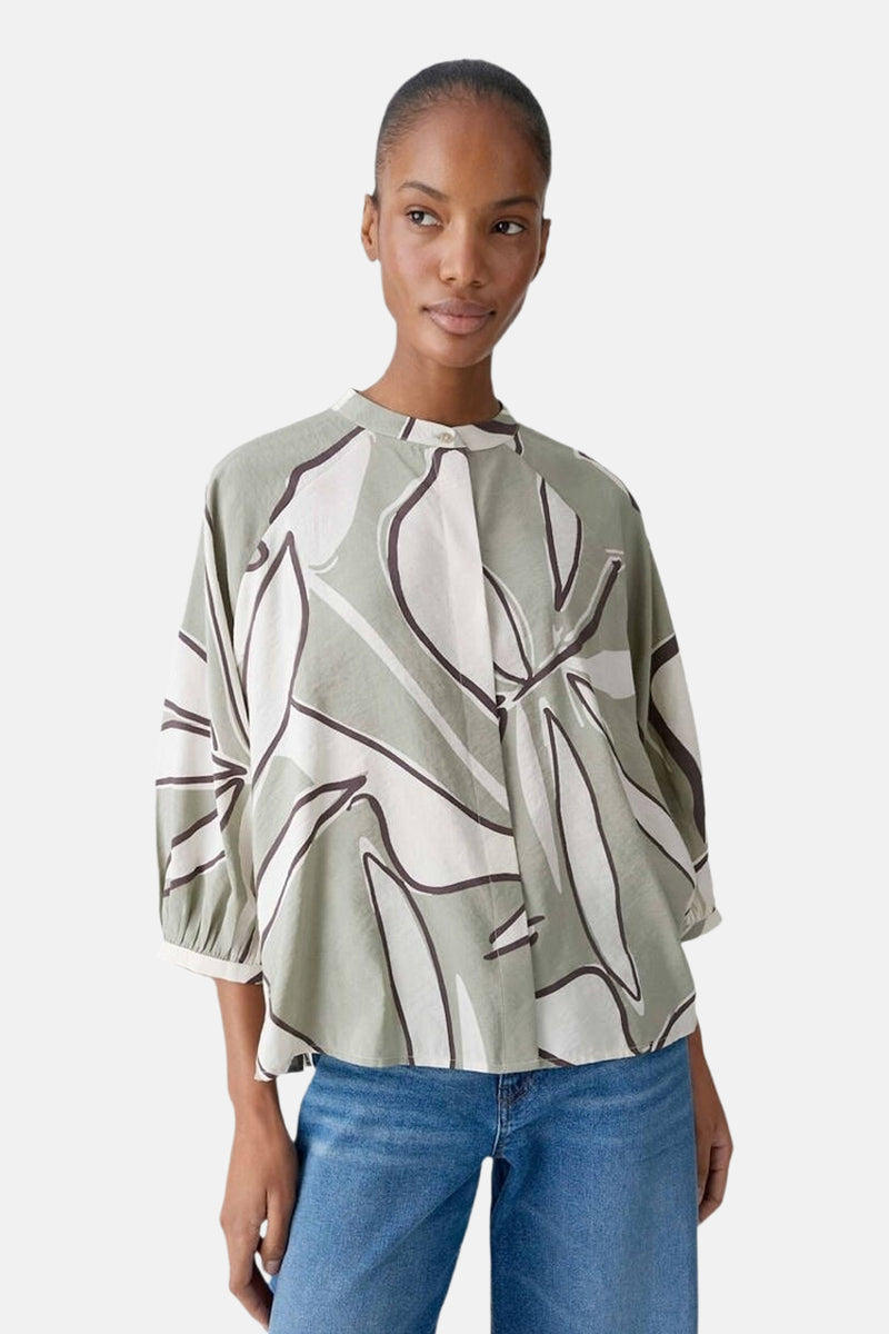 Driekwartmouw blouse met meerkleurig patroon van OPUS, met geometrisch patroon en knoopsluiting bij de mouwen, gedragen met een spijkerbroek.