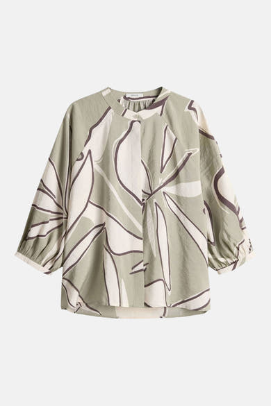 Chemisier trois-quarts multicolore de OPUS, à motif floral abstrait blanc et marron sur fond vert olive.
