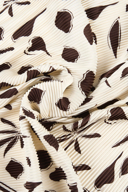 Foulard multicolore by OPUS, avec un motif abstrait marron sur un tissu plissé beige.
