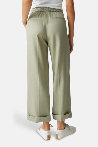 Pantalon de costume vert olive par OPUS, avec taille élastique et ourlet retroussé, vue de dos.