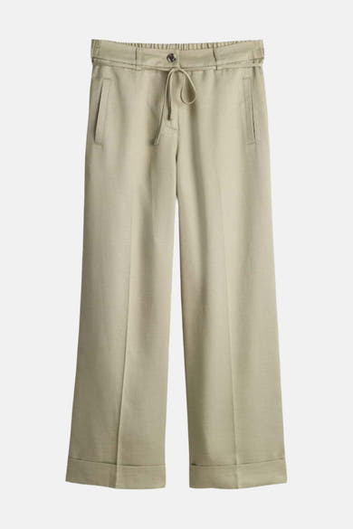 Pantalon de costume vert par OPUS, jambe large avec ourlets et ceinture à cordon.
