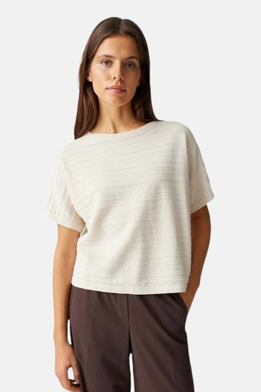 Top uni à manches courtes vert de OPUS, porté avec un pantalon marron.
