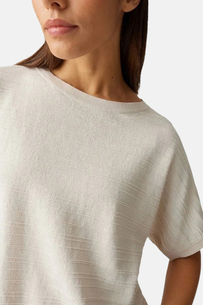 Top uni manches courtes vert d'OPUS, avec une texture subtile et une coupe décontractée.