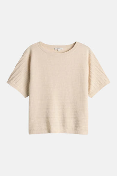 Top uni à manches courtes, par OPUS, avec un motif texturé subtil.