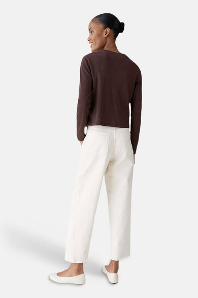 Cardigan brun par OPUS, porté avec un pantalon blanc, vue de dos.