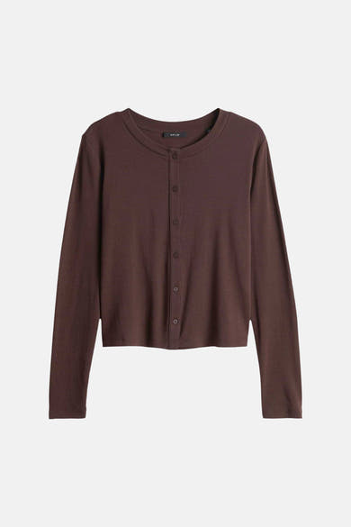 Cardigan brun de OPUS, à manches longues et fermeture boutonnée sur fond uni.