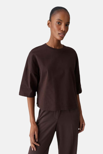 T-shirt brun uni à manches courtes par OPUS, porté avec un pantalon assorti.