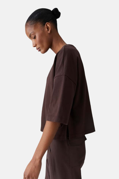 T-shirt brun, manches courtes de OPUS, porté avec un pantalon de la même couleur, vue de côté.
