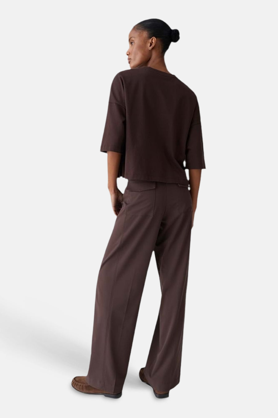 T-shirt brun uni à manches courtes par OPUS, porté avec un pantalon marron assorti, vue de dos.