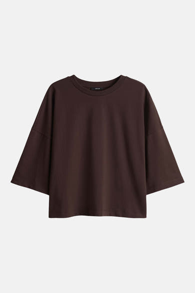 T-shirt marron à manches courtes de OPUS, coupe ample et décontractée sur fond neutre.