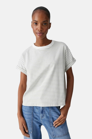 Top uni manches courtes multicolore par OPUS, à rayures horizontales, porté avec un jean bleu.
