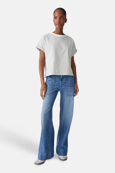 Top uni manches courtes multicolore par OPUS, rayures horizontales, porté avec un jean bleu à poches plaquées.