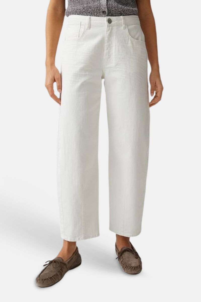 Jean large en denim blanc cassé de OPUS avec bouton, poches et coutures verticales, porté avec des mocassins marron.