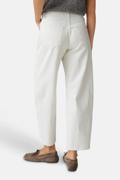 Jean en denim blanc cassé de OPUS, vu de dos, coupe large courte, poches arrière et mocassins marron.