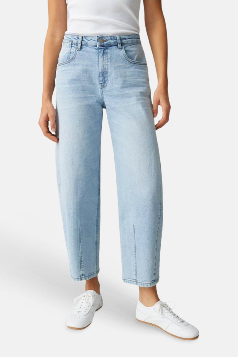 Jean OPUS lichtblauw denim van katoen met wijde rechte pijp, voorzakken en zichtbare naden.
