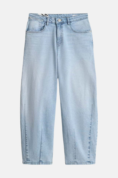 Jean OPUS light blue denim en coton avec coupe droite large, poches avant et coutures visibles.