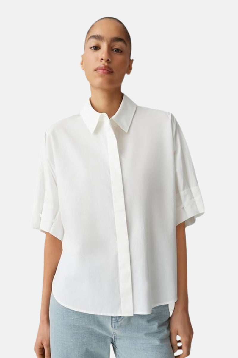 Chemise blanche à manches courtes d'OPUS, col classique, boutonnage frontal et manches retroussées, portée avec un jean clair.