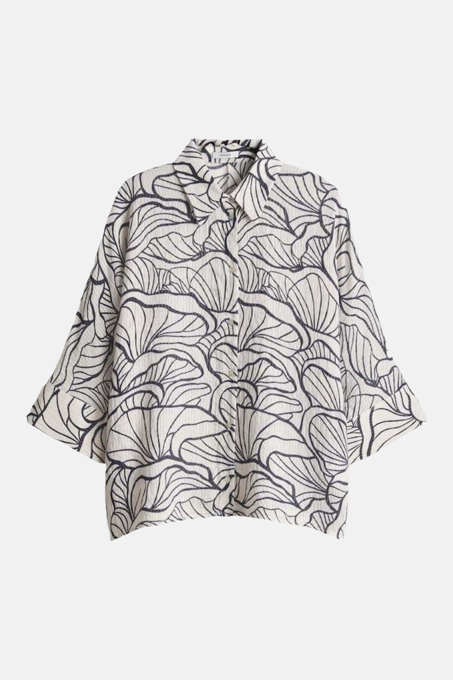 Chemisier 3/4 blanc à motifs noirs de OPUS, avec un imprimé abstrait de feuilles et manches évasées.
