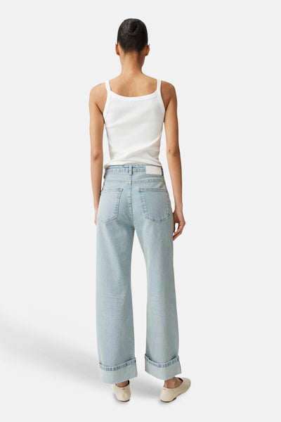 Jeans larges en denim bleu clair de OPUS, vue de dos avec ourlets retroussés.