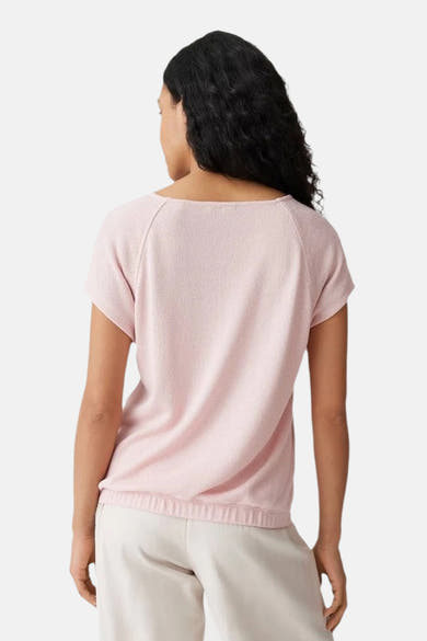 Top uni rose à manches raglan de OPUS, vu de dos, à col bateau, en tricot texturé, porté avec un pantalon clair.
