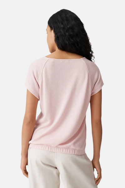 Top uni rose à manches raglan de OPUS, vu de dos, à col bateau, en tricot texturé, porté avec un pantalon clair.