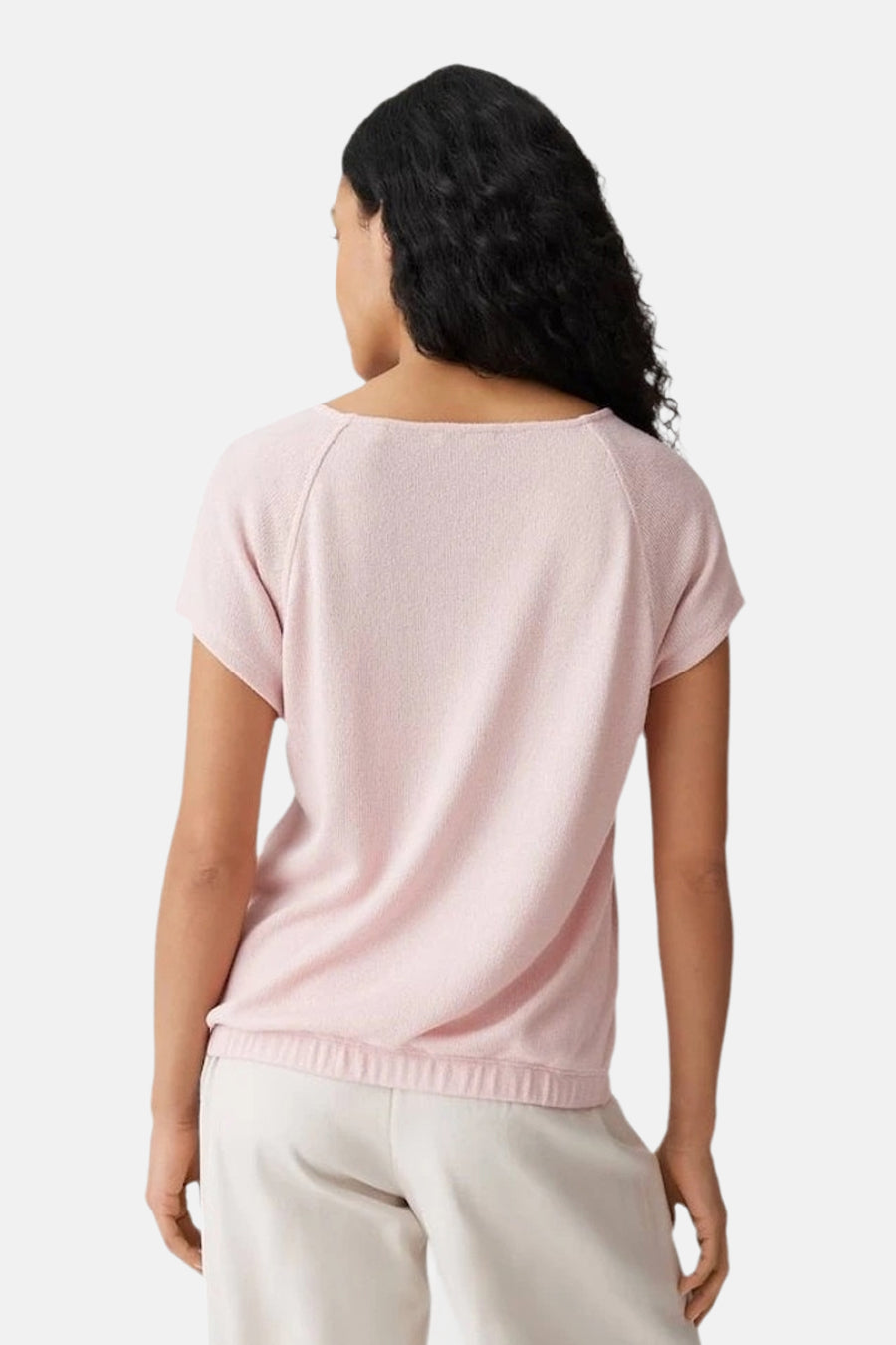Top uni rose à manches raglan de OPUS, vu de dos, à col bateau, en tricot texturé, porté avec un pantalon clair.