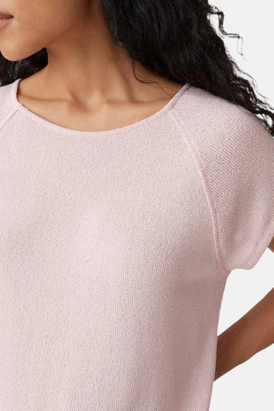 Top uni manches courtes rose de OPUS en maille fine avec col rond, porté par une femme.