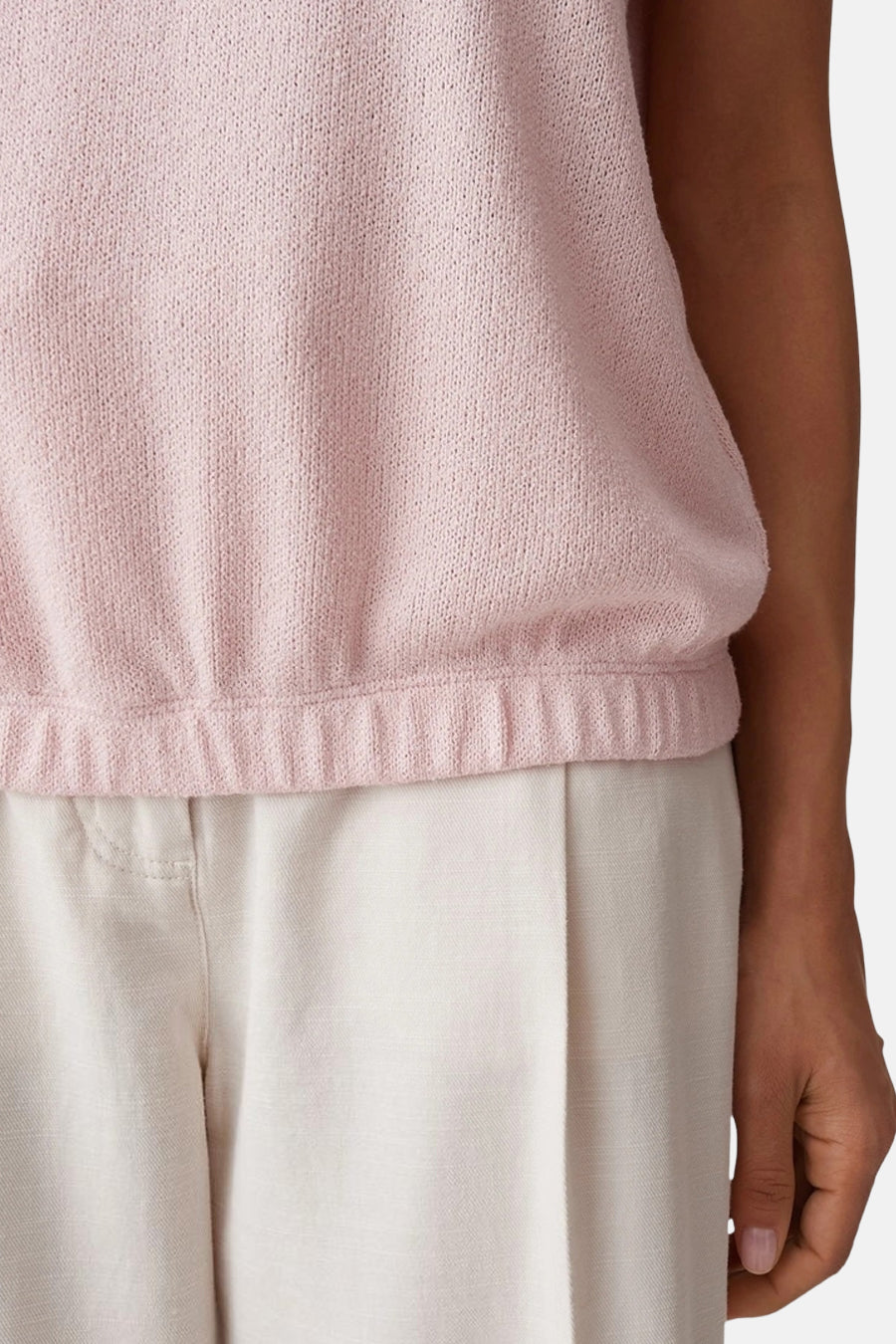 Top rose uni à manches courtes d'OPUS en maille fine avec un ourlet resserré, porté avec un pantalon écru.
