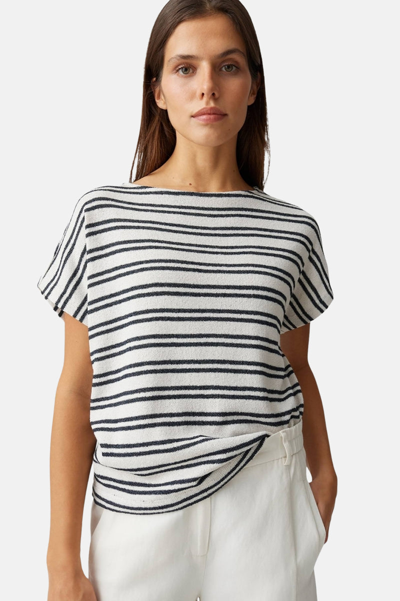 T-shirt blanc rayé noir de OPUS en maille texturée, à col bateau et manches courtes.